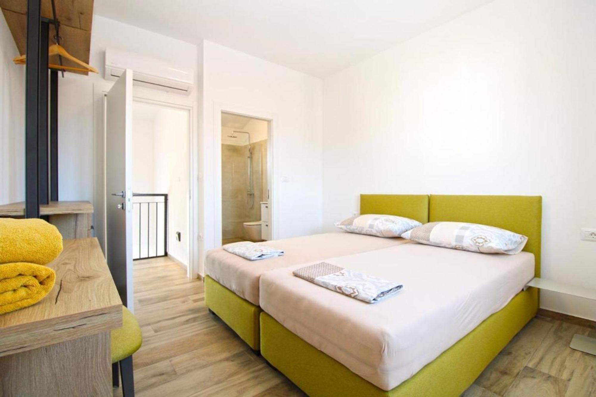 Modern With Private Pool And Garden Pula